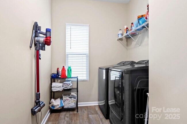 Building Photo - 467 Switch St