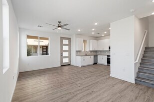 Building Photo - 2121 E Voltaire Ave