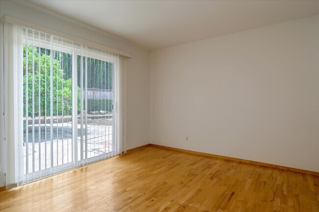 Building Photo - Great Location 3BD Home with Wood Floors &...