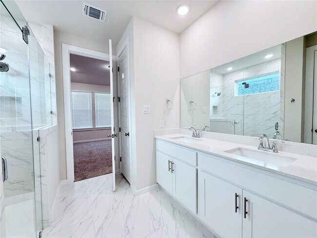 Building Photo - 133 Cintilar St