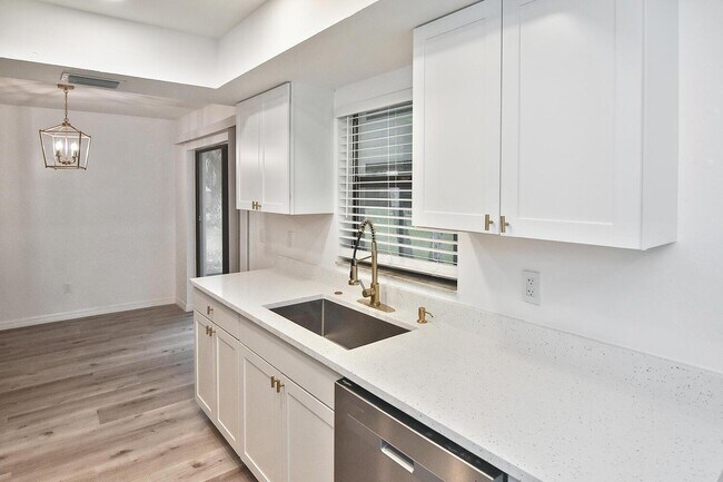 Building Photo - 1202 E 7th St