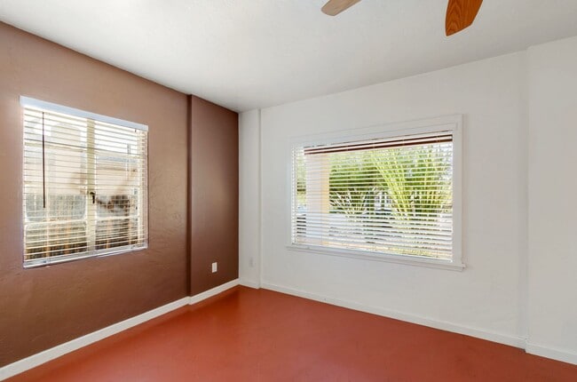 Building Photo - University Bungalow