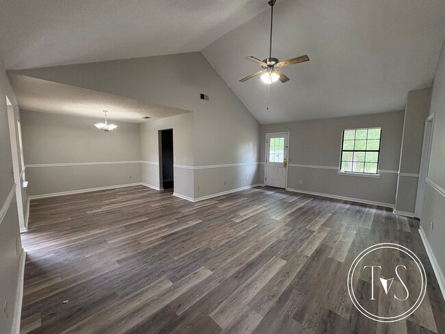 Building Photo - MOVE IN SPECIAL: $1000 OFF 1ST MONTH'S RENT!**