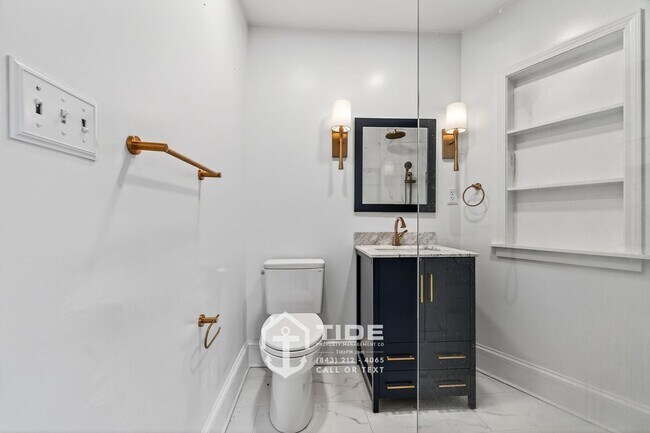 Building Photo - Walkable Downtown Living