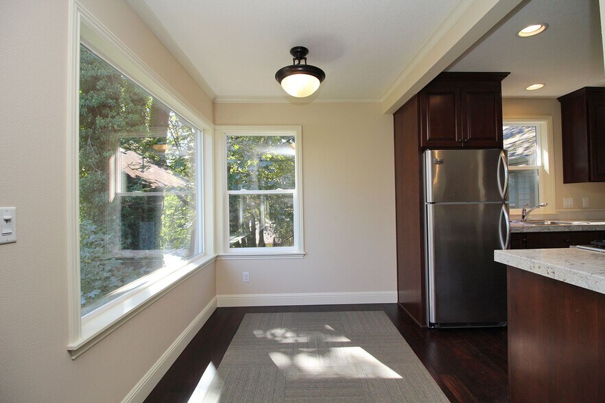 Building Photo - 3328-3328 SW 10th Ave