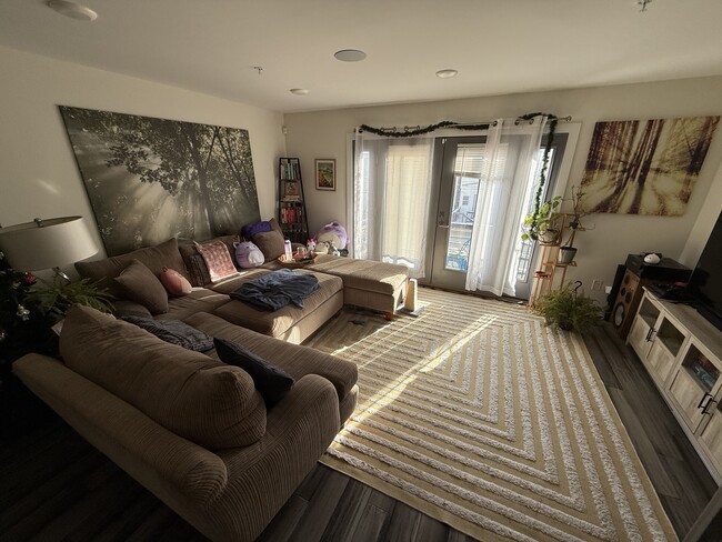 Living room - 307 Todd Pl NE