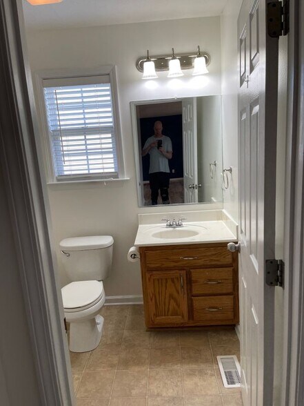 Building Photo - 1610 Robert Rd