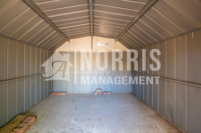 Building Photo - Cozy Home with No HOA and a Large NO Maintenance Backyard