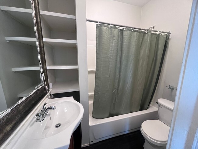 Building Photo - Two Bedroom Apartment! Three Blocks from Michigan Ave (Medical Mile)