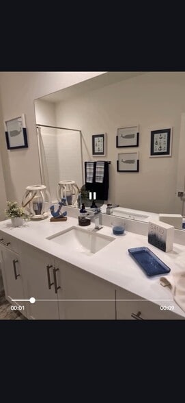 Building Photo - 12949 Clear Creek St