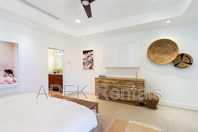 Building Photo - 690 W Linda Vista Dr