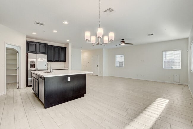 Building Photo - 4 Bedroom Townhouse in Tule Springs