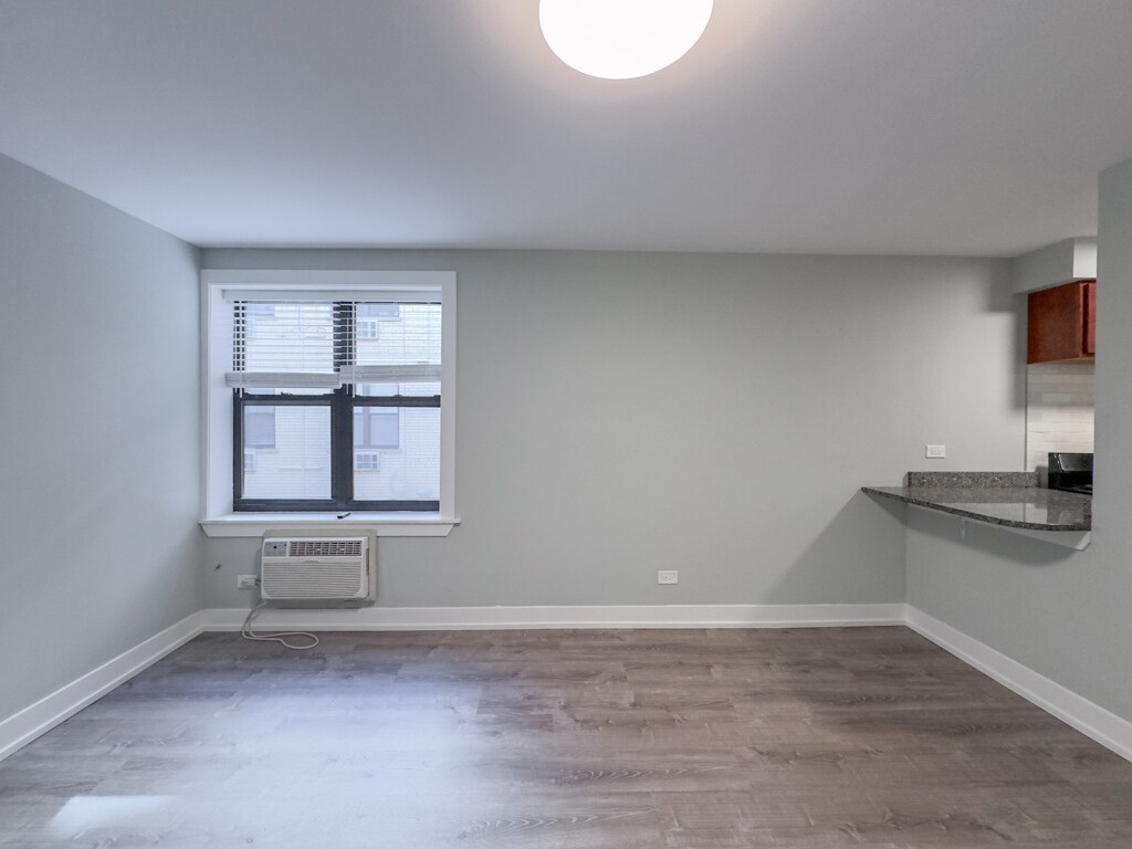 Building Photo - 450 W Barry Ave