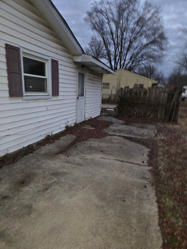 Building Photo - 1617 Parklane Dr