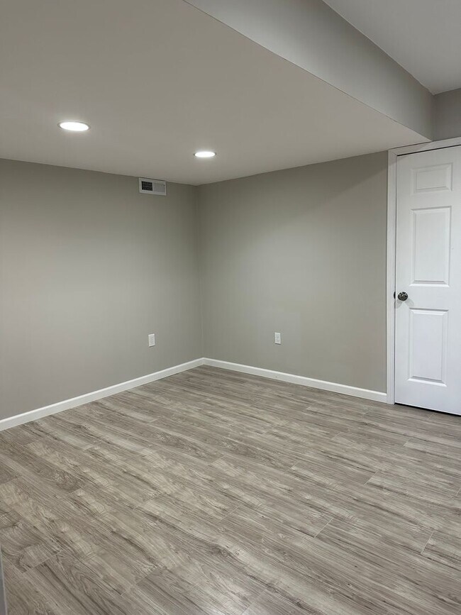 Building Photo - HOME AVALIABLE FOR RENT ON 2 ACRES!