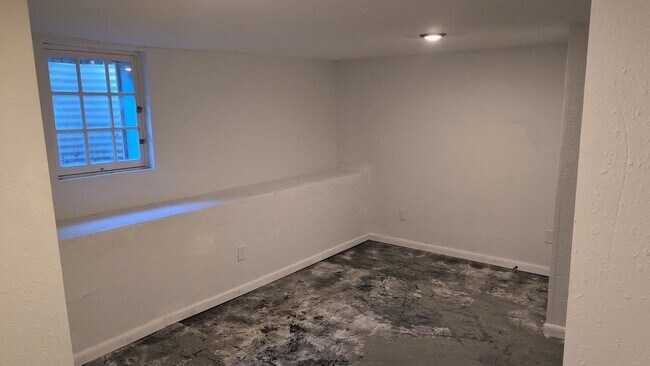 Building Photo - 14th St 3