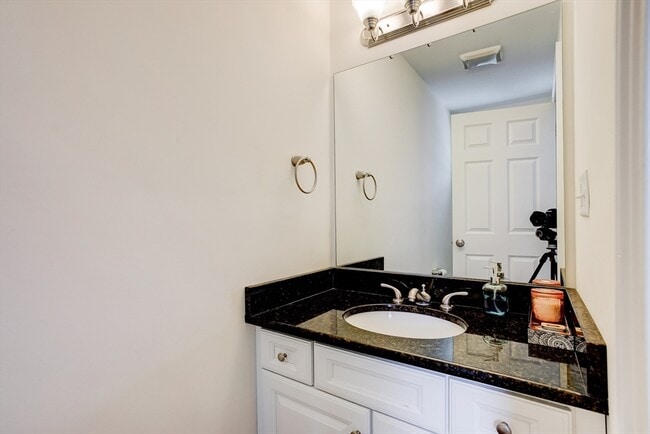 Building Photo - 3 Hawthorne St