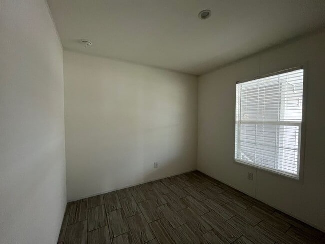 Building Photo - 24 Eland Dr