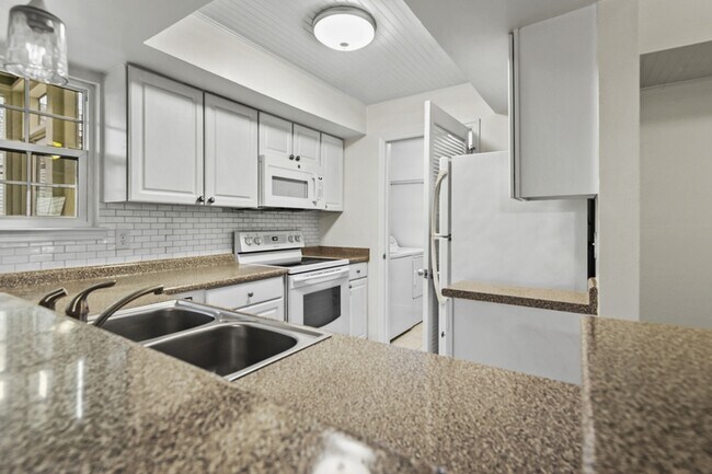 Building Photo - 1878 Montclair Dr