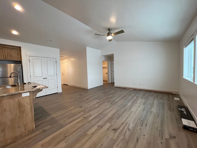 Building Photo - 3 Bed, 2 Bath Town Home w/ 2 Car Garage - ...