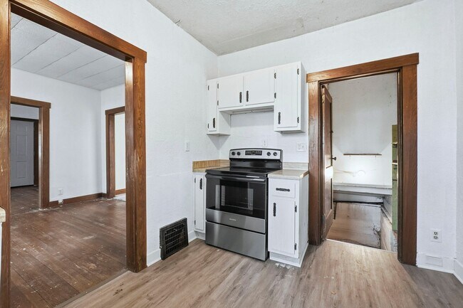 Building Photo - New 2 bedroom house listing!