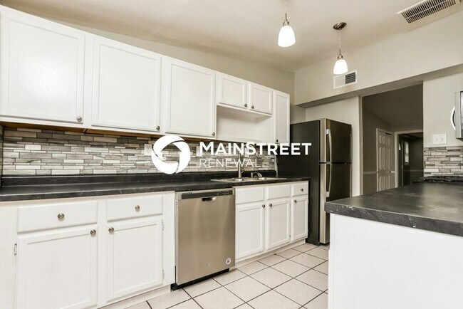 Building Photo - 3 Bedroom Pet-Friendly Home in FLORISSANT,...