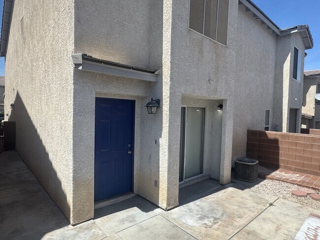 Building Photo - Great townhome in gated community, 3brs, 2bth, 2cg