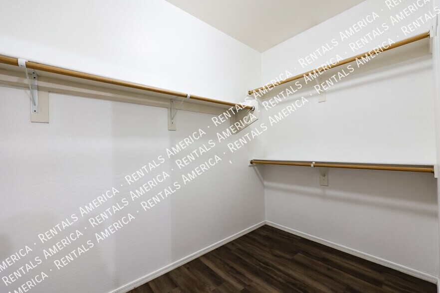 Building Photo - 10417 W Windsor Ave