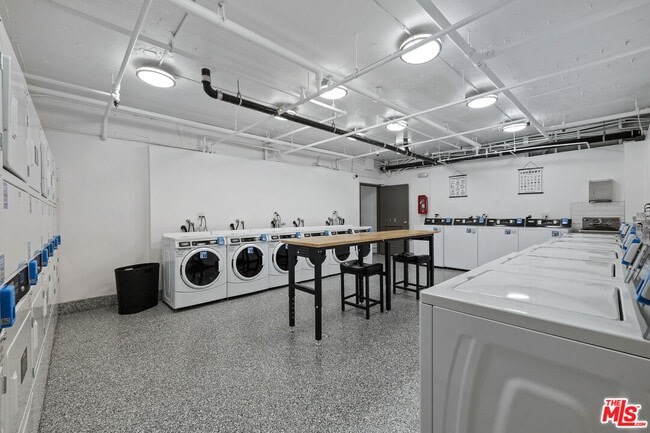 Building Photo - 1440 Veteran Ave