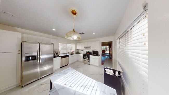 Building Photo - Spanish Trails Guard Gated Townhome!