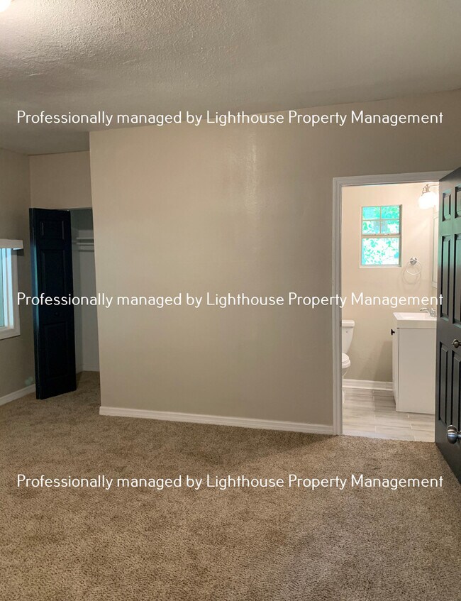 Building Photo - Huge 4 Bedroom Home With Sunroom And Garage