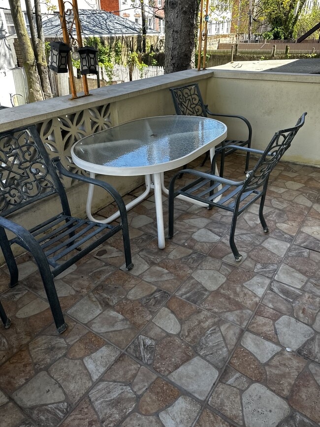 Building Photo - 521 Logan St