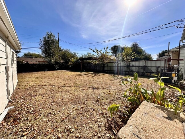 Building Photo - Newly Remodeled Home with Move-In Special!