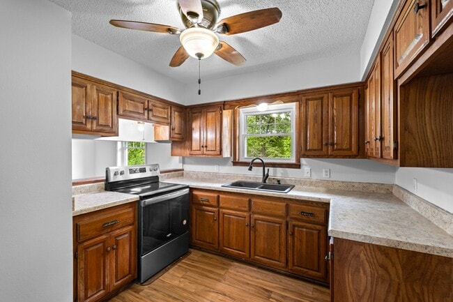 Building Photo - 16 acre farm property recently renovated!