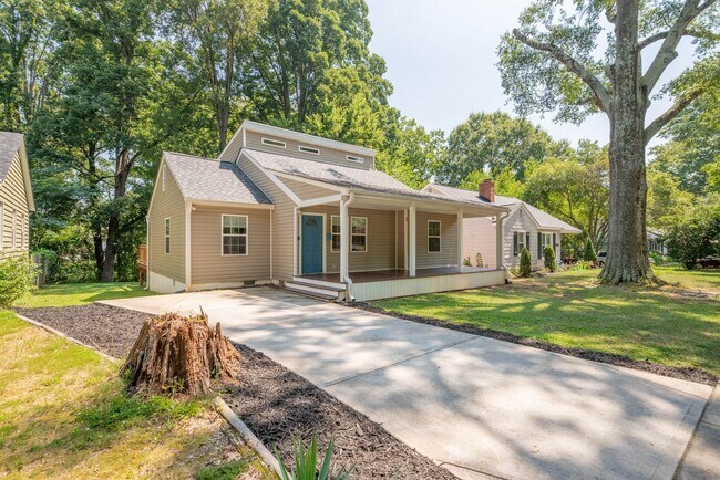 Building Photo - Renovated Home just minutes from Uptown!