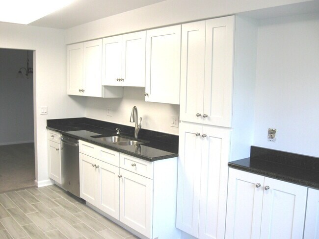 Building Photo - 2020 Chestnut Ave