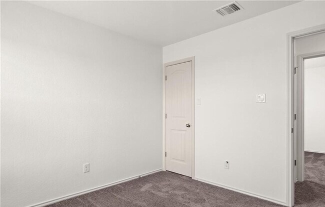 Building Photo - 3 bedroom 2.5 bathroom townhome!