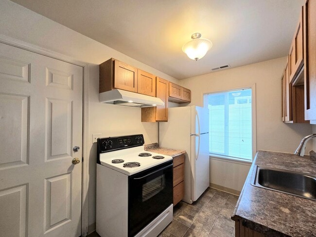 Building Photo - 1231/1233 Montana St. Duplex