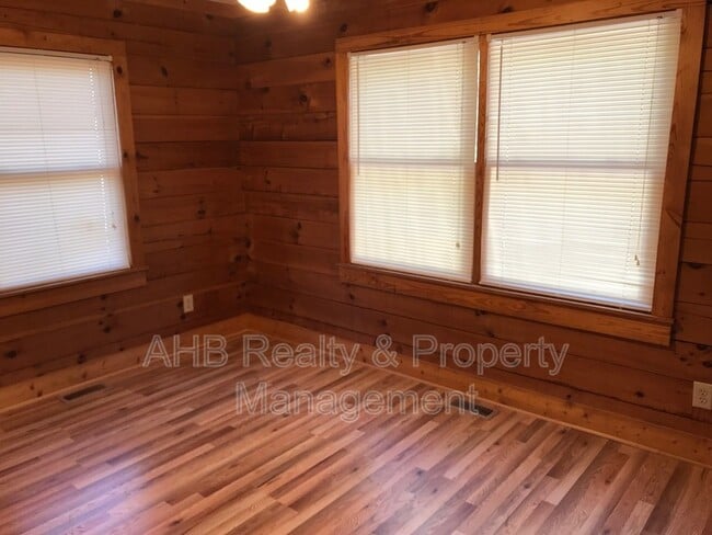 Building Photo - 414 Hoover Rd