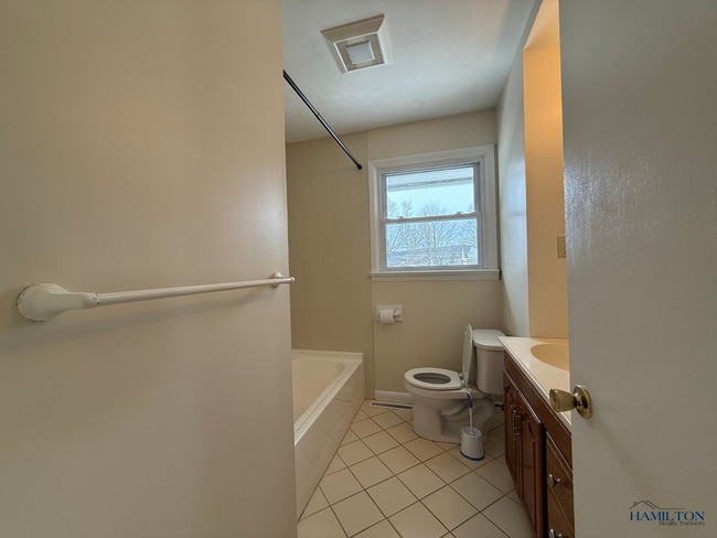 Building Photo - 4332 E Lake Rd