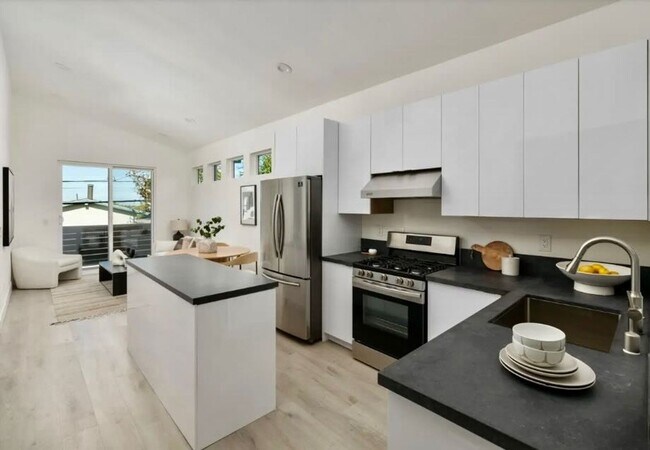 Building Photo - Modern Condo in Point Loma's Wooded Area