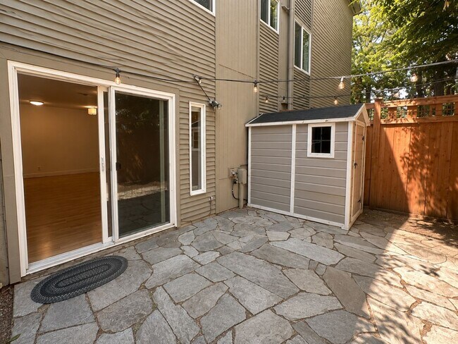 Building Photo - 2bd/1ba Seattle Condo