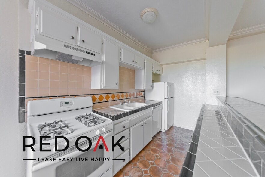 Building Photo - 5640 Franklin Ave