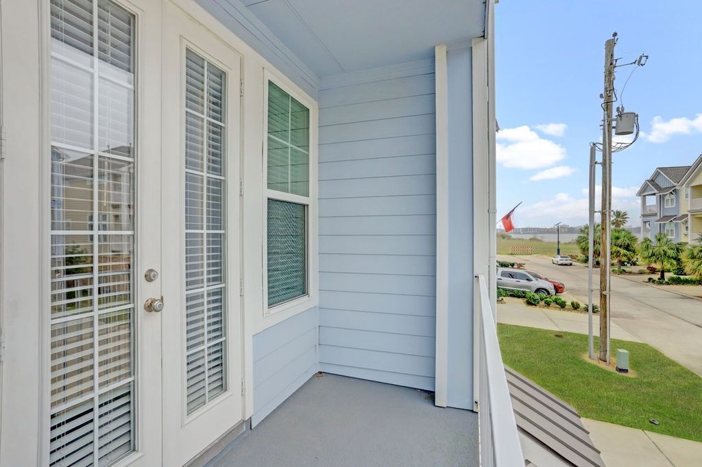 Building Photo - 2714 Veranda Fls