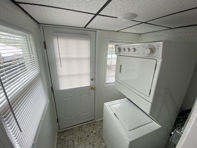 Building Photo - 338 S Sherman St