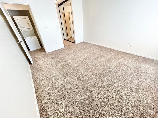 Building Photo - ADORABLE UPSTAIRS CONDO! 2 BEDROOM / 2 FUL...