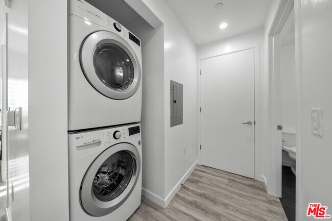 Building Photo - 1229 S Kingsley Dr