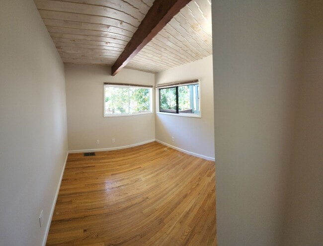 Building Photo - Large 5 Bedroom Home close to Poly Campus!!