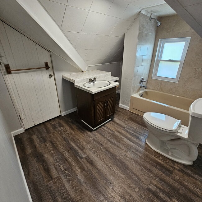 Building Photo - Duplex - 2 Bedroom, 2 Full Bathrooms and a...