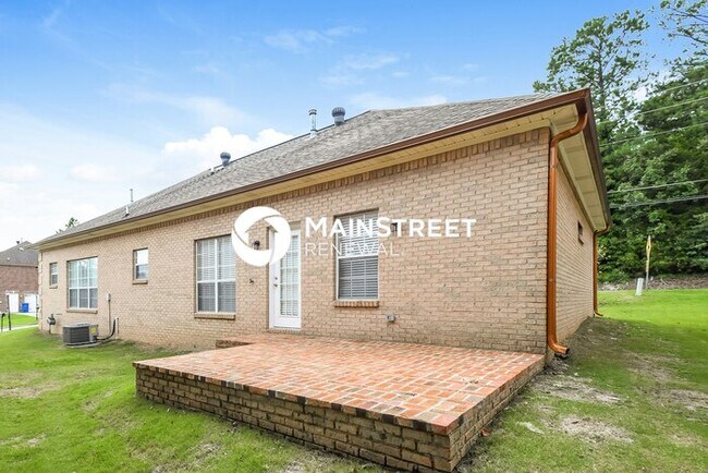 Building Photo - 3 Bedroom Pet-Friendly Home in Birmingham, AL with Main Street Renewal